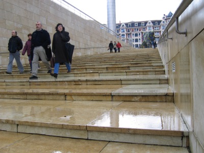 Turisti al Museo Guggenheim di Bilbao